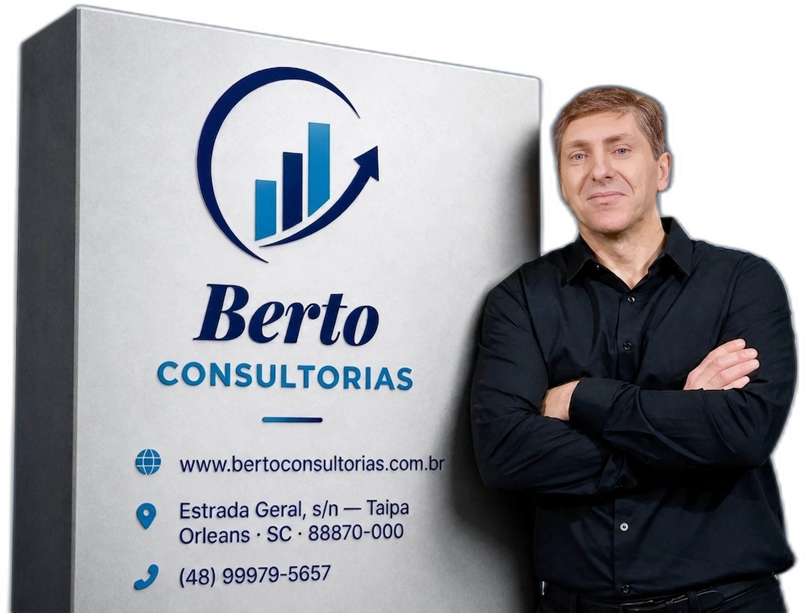 Berto ao lado do totem da Berto Consultorias, com site, endereço e telefone